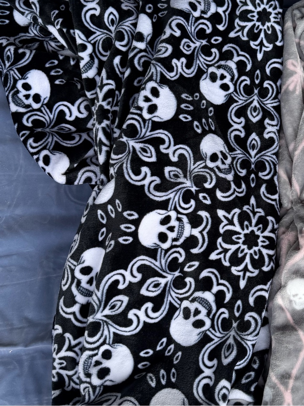 Black and white Skull Plush Throw Blanket -new